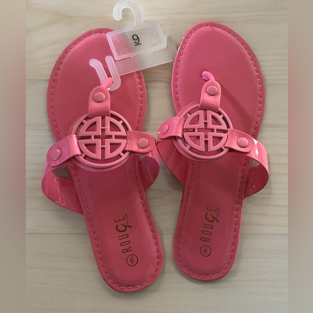 Cute Medallion Salmon Pink Thong sandals Makes any outfit look stylish SZ 9, NWT